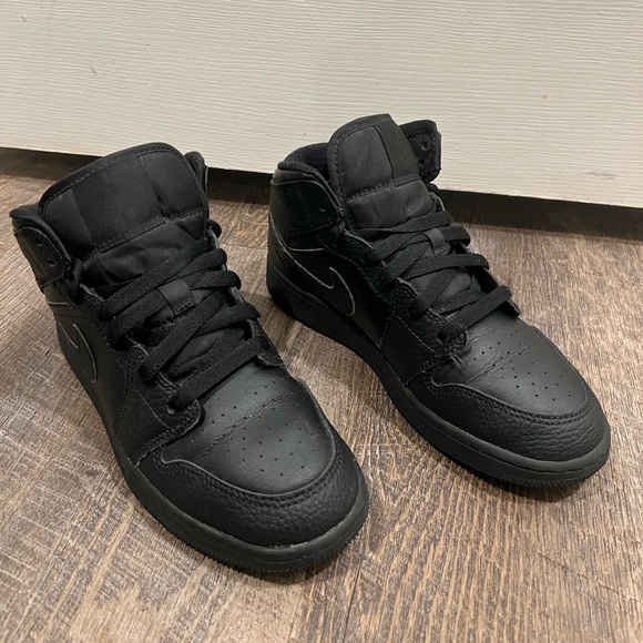 Nike Air Jordan Mid Triple Black GS - Picture 4 of 9
